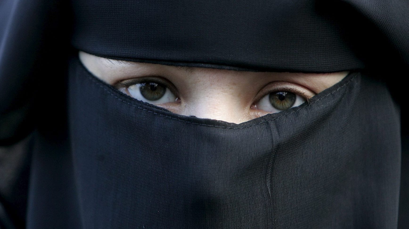 Eine Frau trägt einen Niqab.