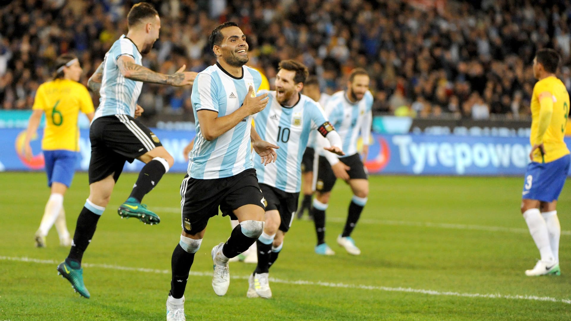 Argentiniens Gabriel Mercado (m.) jubelt mit Leo Messi (r.) und Co. über sein Tor gegen Brasilien.