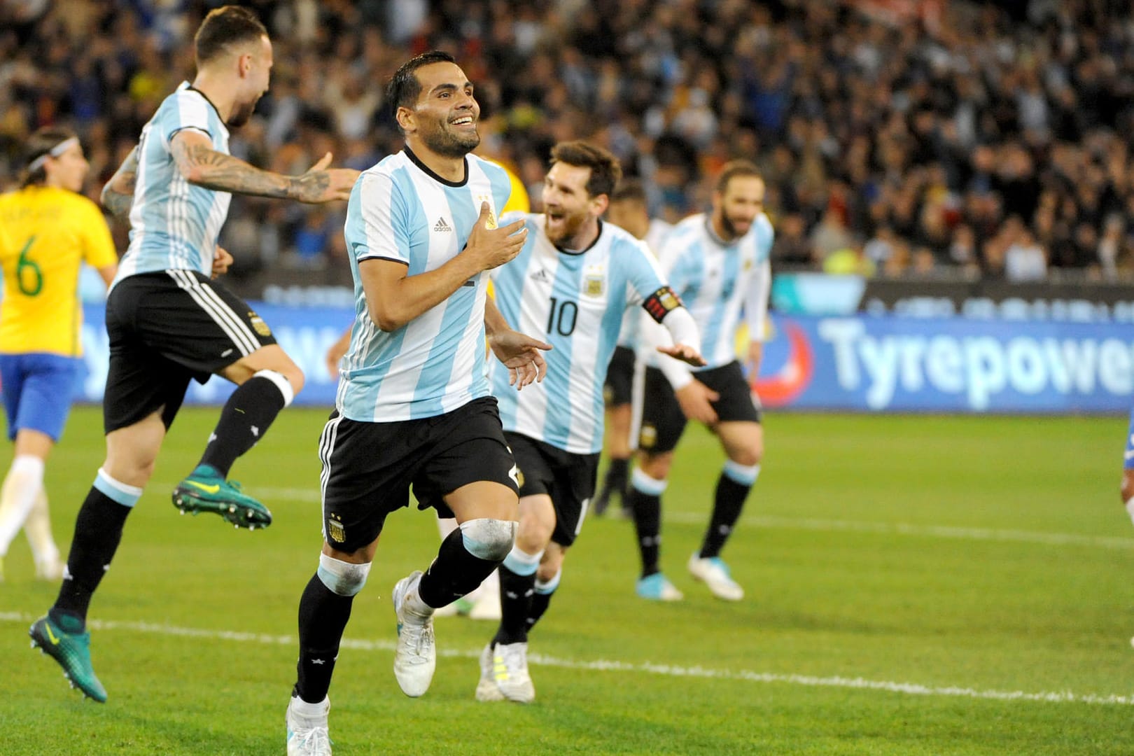 Argentiniens Gabriel Mercado (m.) jubelt mit Leo Messi (r.) und Co. über sein Tor gegen Brasilien.