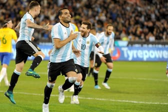 Argentiniens Gabriel Mercado (m.) jubelt mit Leo Messi (r.) und Co. über sein Tor gegen Brasilien.