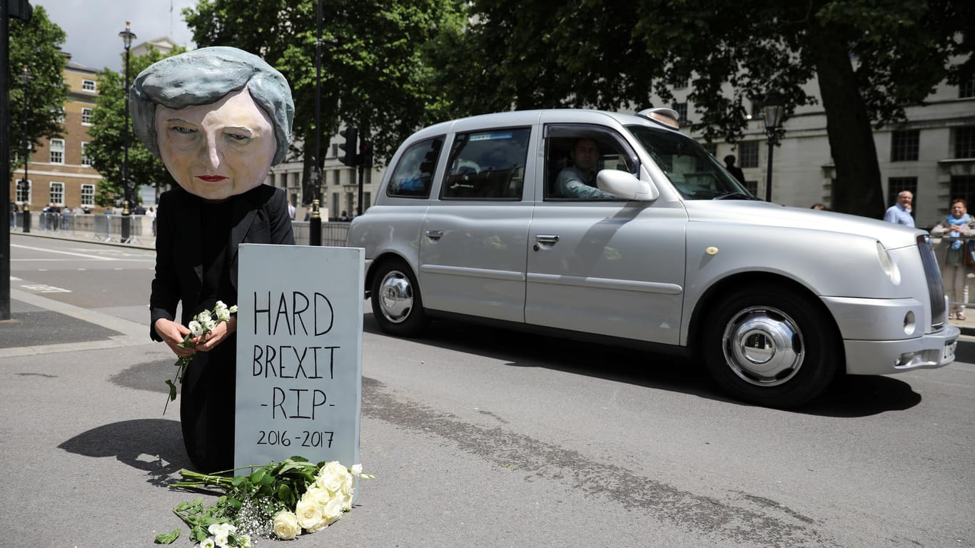 Ein Demonstrant protestiert am Tag nach Mays Phyrrussieg gegen den von der Premierministerin angestrebten "harten Brexit".