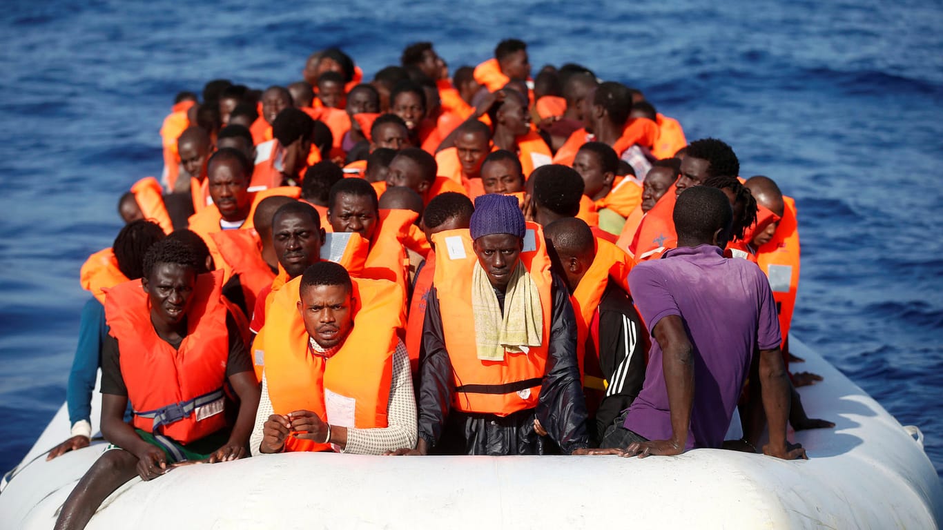 Alltag auf dem Mittelmeer - Noch immer fliehen Tausende in Richtung Europa. Bisher hat die EU noch keinen verbindlichen Aufteilungsschlüssel für Flüchtlinge gefunden.