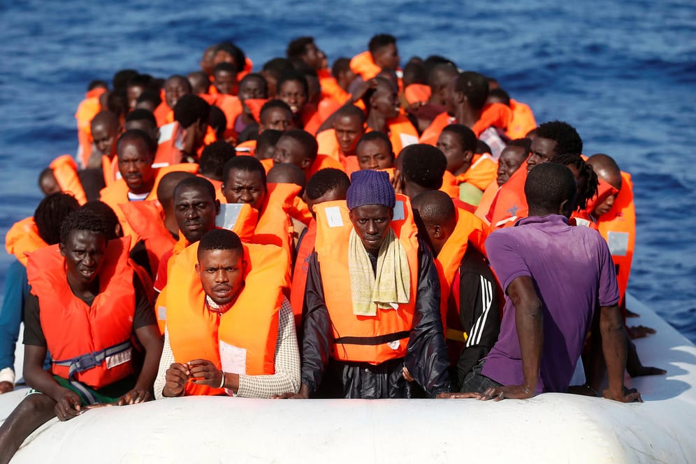 Alltag auf dem Mittelmeer - Noch immer fliehen Tausende in Richtung Europa. Bisher hat die EU noch keinen verbindlichen Aufteilungsschlüssel für Flüchtlinge gefunden.