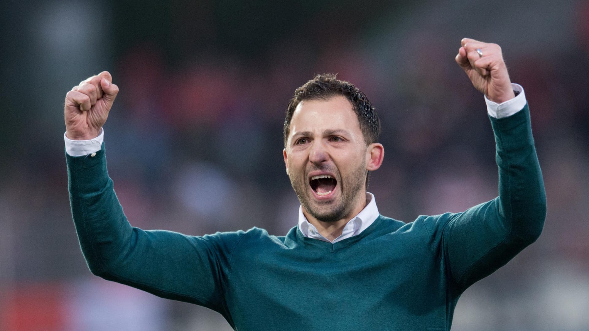 Domenico Tedesco schaffte mit Erzgebirge Aue sensationell den Klassenerhalt in Liga zwei. Aue-Präsident Helge Leonhardt sagte danach bereits: "Tedesco gehört irgendwann als Trainer in die Bundesliga." Domenico Tedesco schaffte mit Erzgebirge Aue sensationell den Klassenerhalt in Liga zwei. Aue-Präsident Helge Leonhardt sagte danach bereits: "Tedesco gehört irgendwann als Trainer in die Bundesliga."