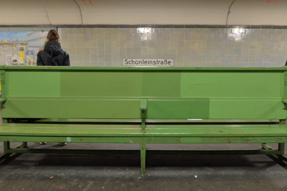 Auf dieser Bank im U-Bahnhof Schönleinstraße in Berlin hatte der Obdachlose geschlafen.