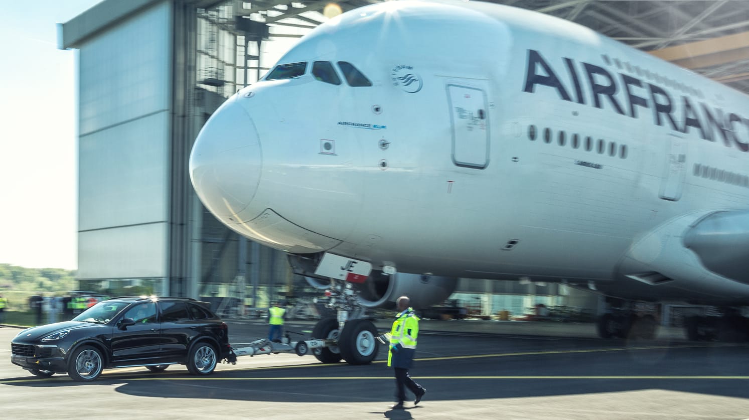 Der Porsche Cayenne hat den Airbus A380 mehr als 40 Meter weit gezogen.