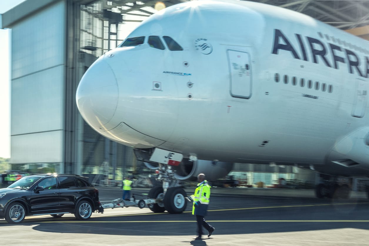 Der Porsche Cayenne hat den Airbus A380 mehr als 40 Meter weit gezogen.