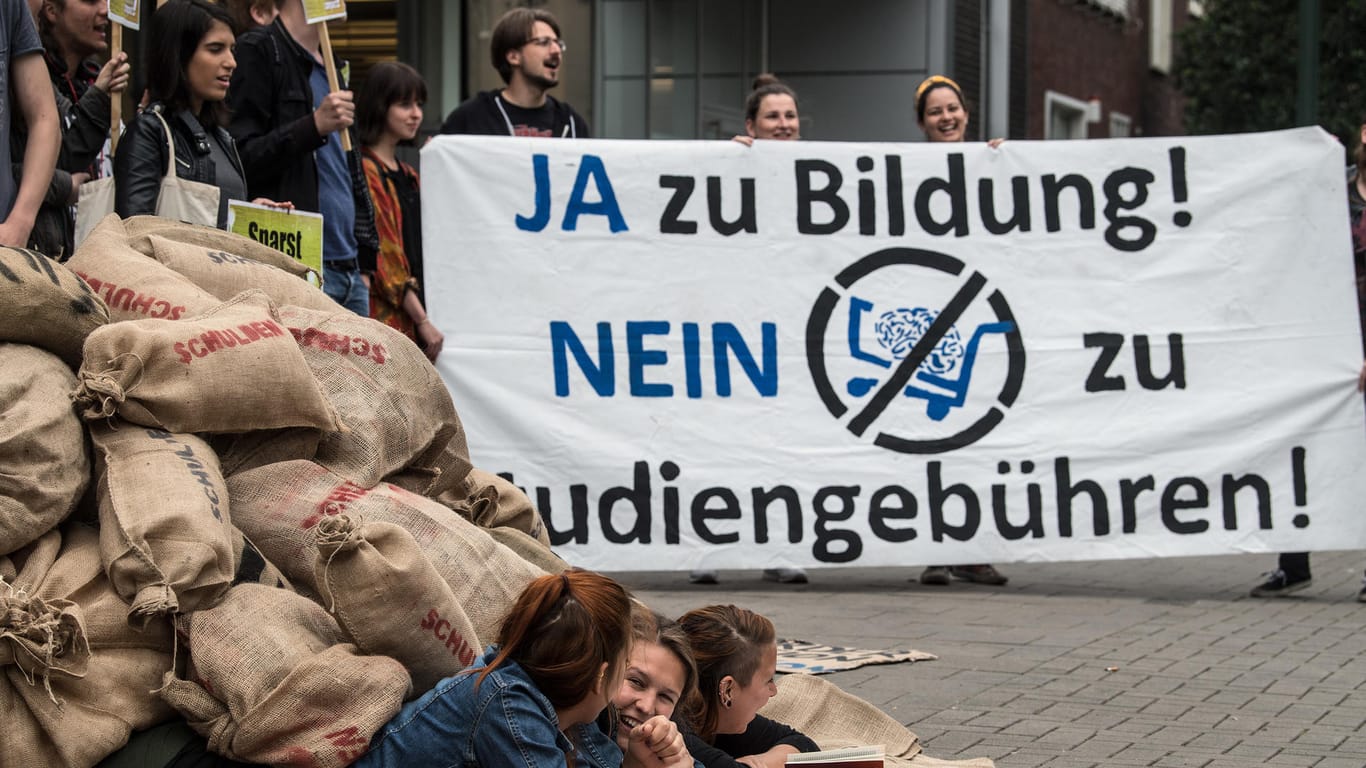 Studenten protestieren vor Beginn der Koalitionsverhandlungen in Düsseldorf (Nordrhein-Westfalen) gegen eine Einführung von Studiengebühren.
