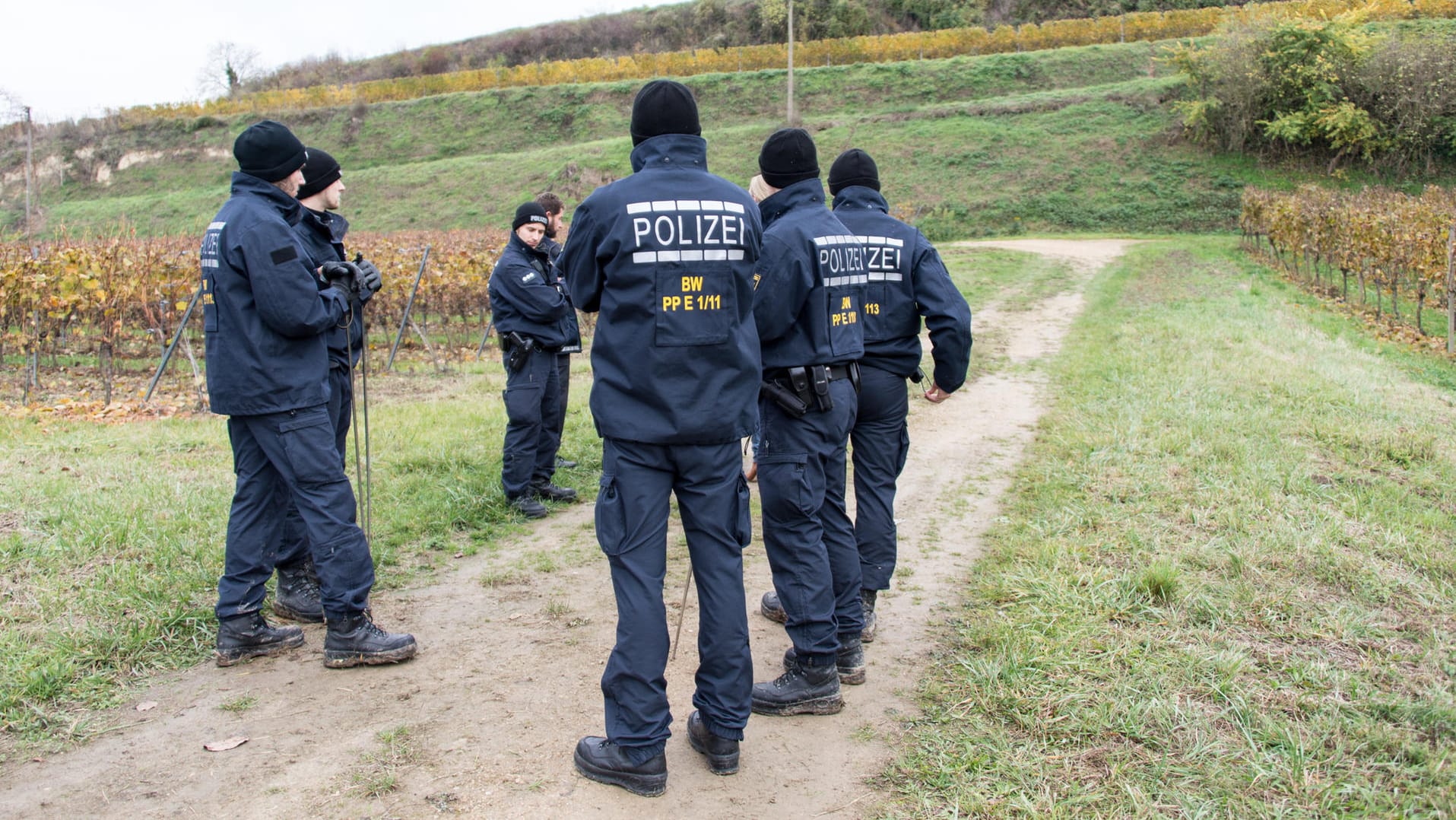 Im November 2016 suchen Polizisten bei Endingen nach der damals vermissten Joggerin. Im November 2016 suchen Polizisten bei Endingen nach der damals vermissten Joggerin.