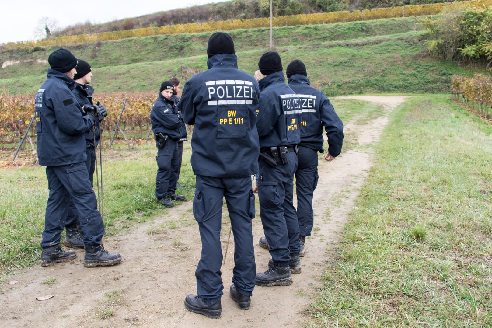 Im November 2016 suchen Polizisten bei Endingen nach der damals vermissten Joggerin.