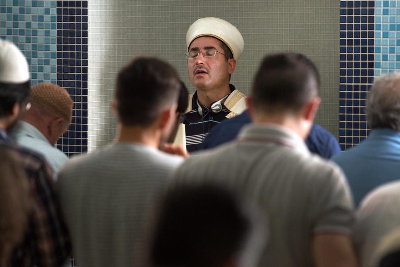 Muslime beim Gebet in der Islamischen Gemeinde Dresden.