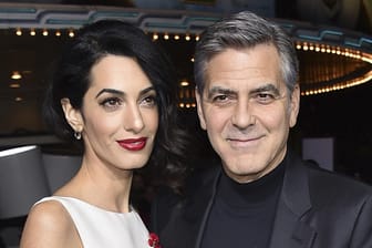 Amal Clooney und George Clooney sind jetzt stolze Eltern von Zwillingen.