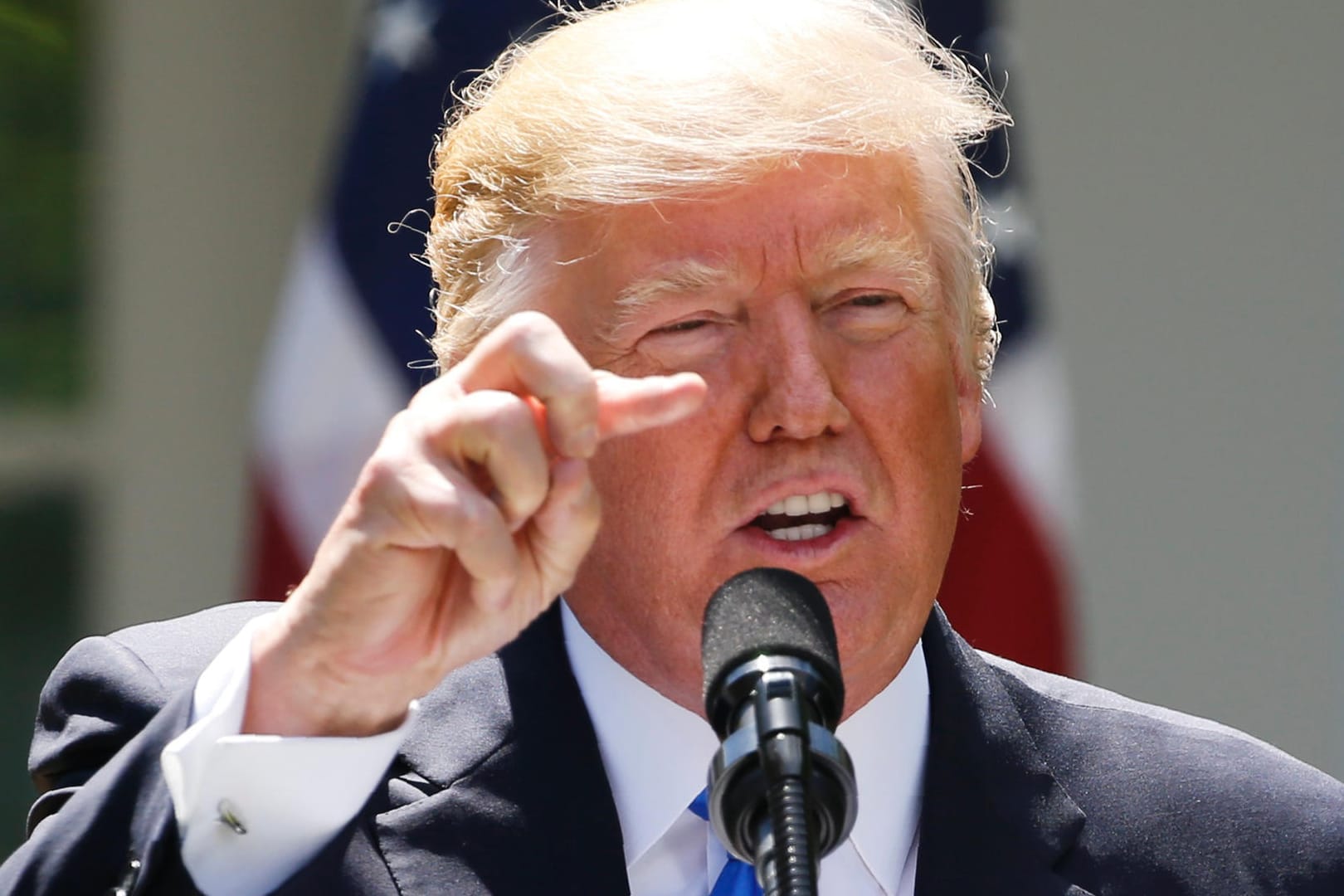 US-Präsident Donald Trump beantwortet im Rosengarten des Weißen Hauses Fragen der Presse.
