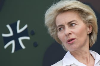 Verteidigungsministerin Ursula von der Leyen (CDU) bei einem Besuch am Standort der Pioniere in Minden.