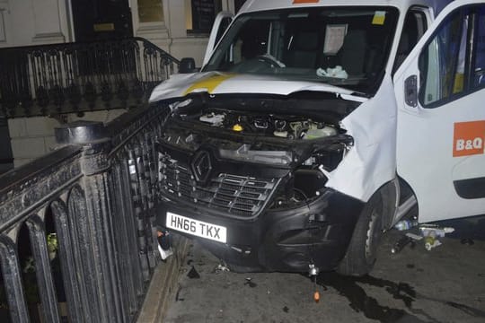 Der von den Attentätern genutzte Lieferwagen nach dem Terroranschlag auf der London Bridge.