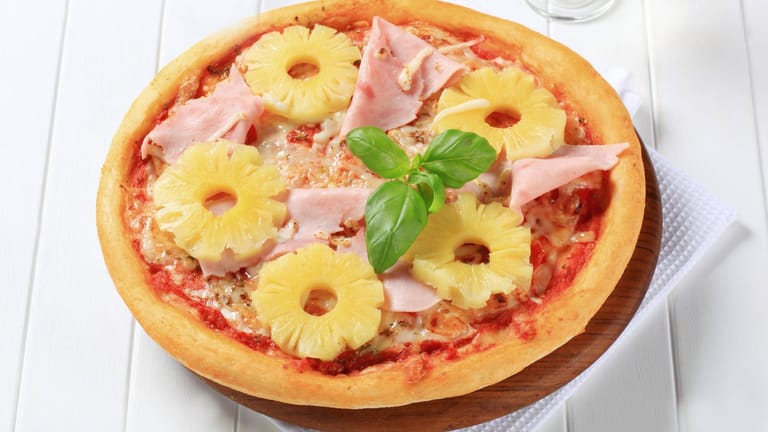 Pizza mit Schinken und Ananas: die beliebte Pizza Hawaii.