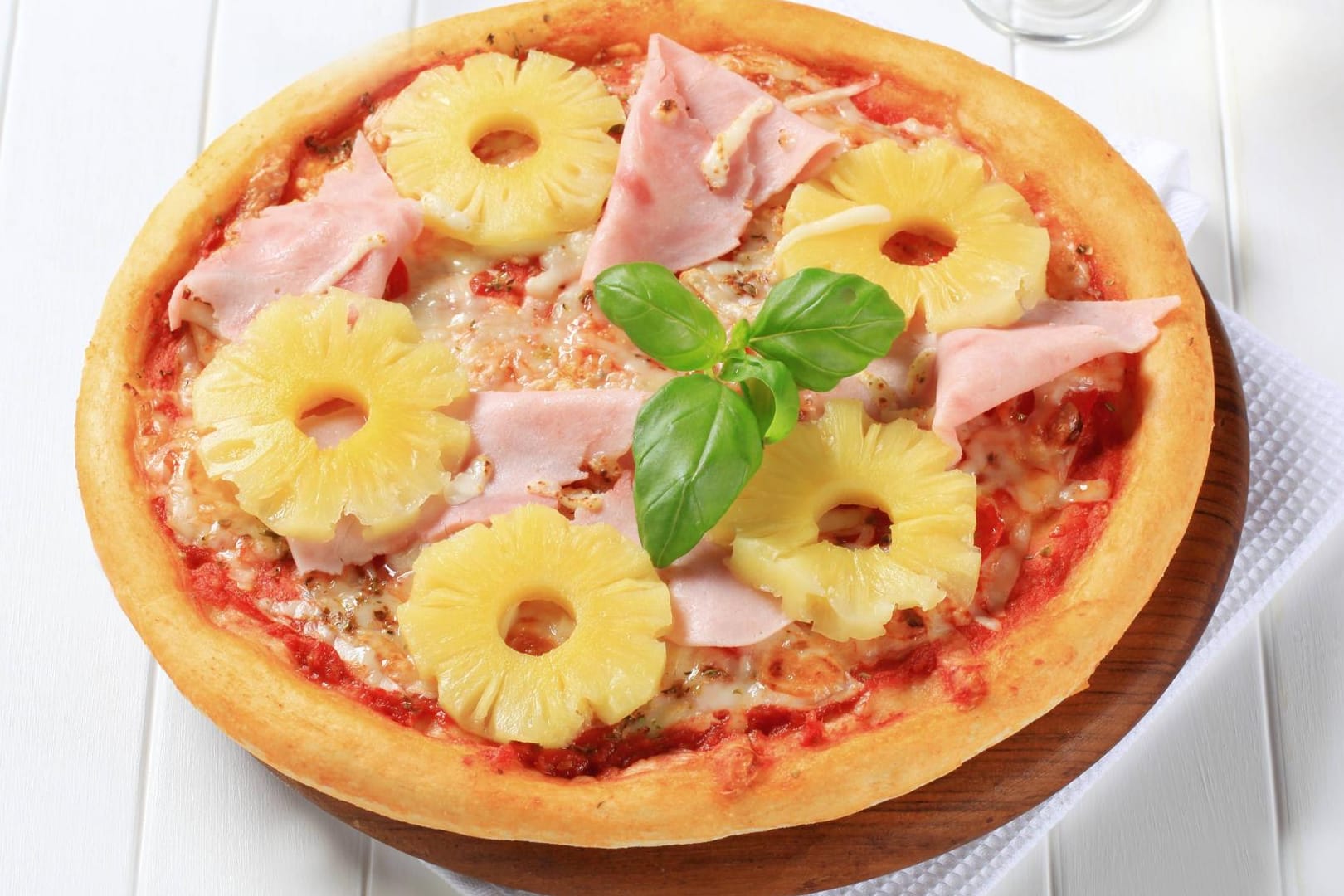 Pizza mit Schinken und Ananas: die beliebte Pizza Hawaii.