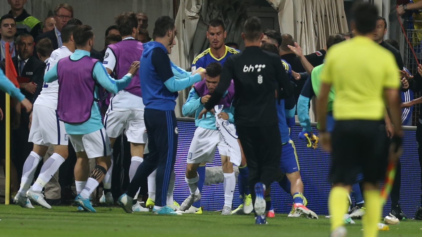Tumulte nach der Partie: Griechische und bosnische Spieler gehen aufeinander los.