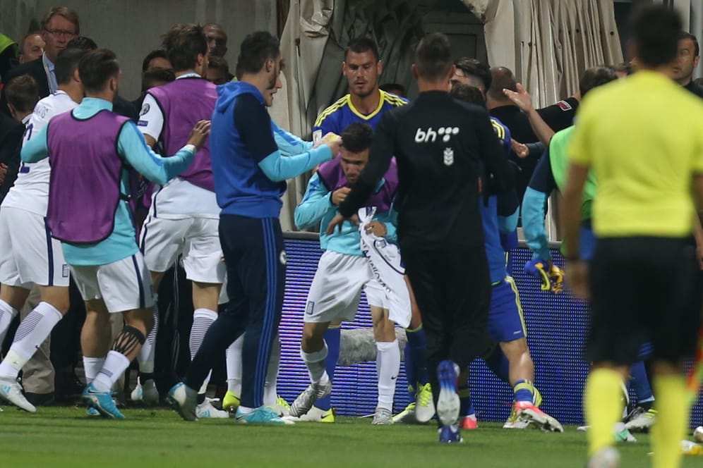 Tumulte nach der Partie: Griechische und bosnische Spieler gehen aufeinander los.