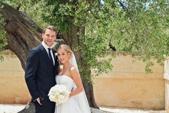 Manuel Neuer und seine Frau Nina kurz nach der kirchlichen Hochzeit in Monopoli.