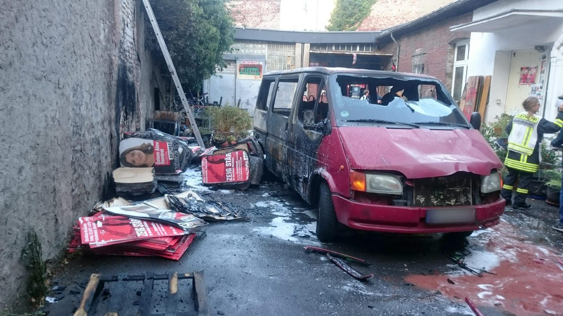 Feuer im Hinterhof des Düsseldorfer Linke-Büros Feuer im Hinterhof des Düsseldorfer Linke-Büros