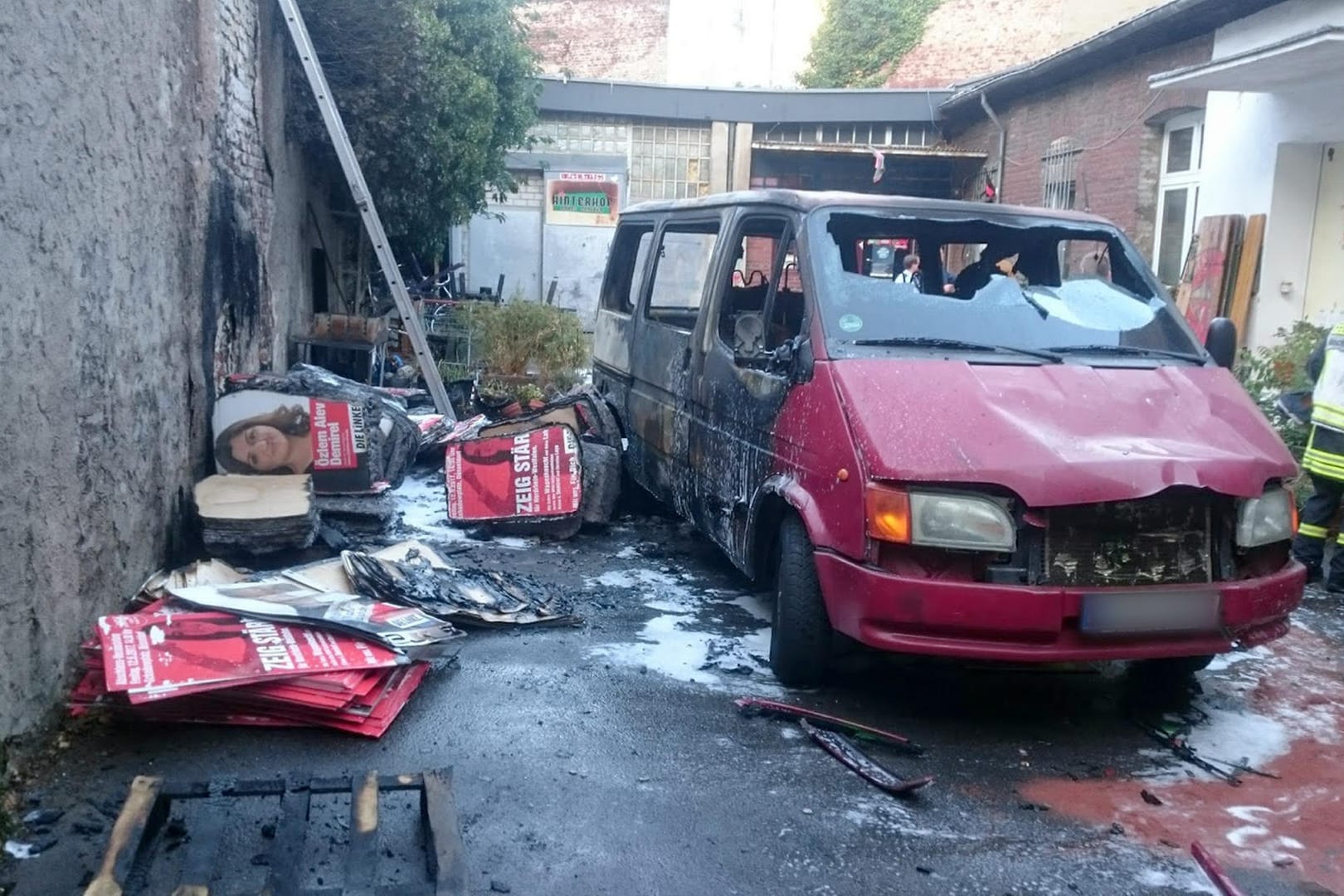 Feuer im Hinterhof des Düsseldorfer Linke-Büros