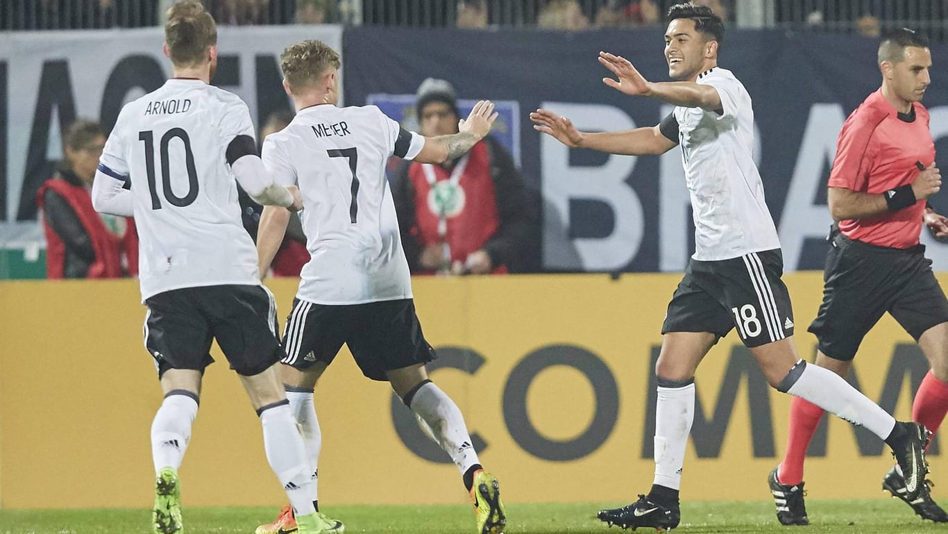 Nadiem Amiri (r.) und die deutsche Mannschaft hoffen bei der EM auf einen Titel.