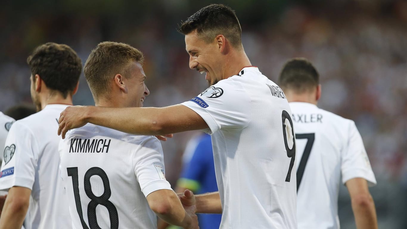 Sandro Wagner (r.) und Joshua Kimmich feiern den Treffer zum 3:0 gegen San Marino.
