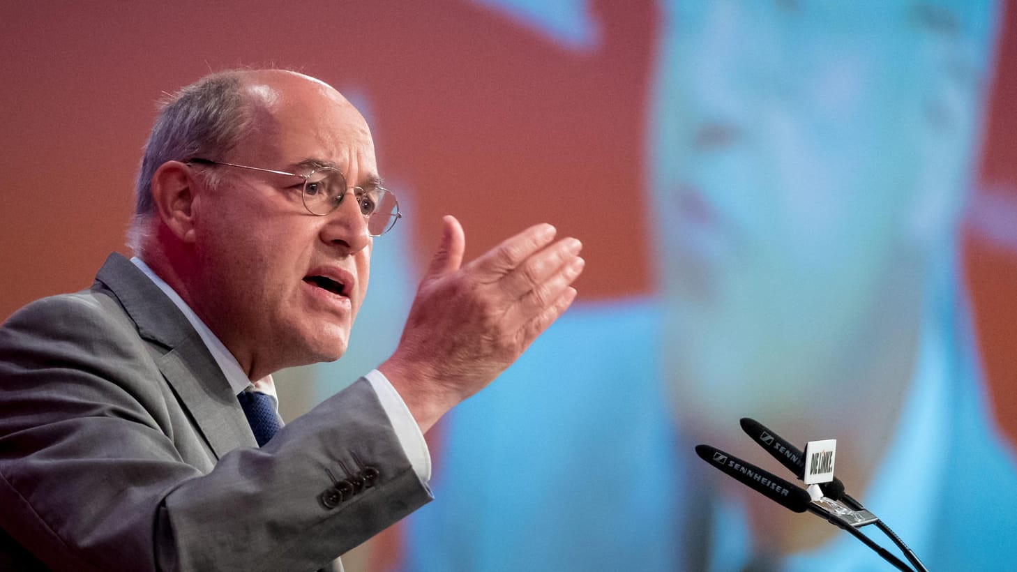 Der Vorsitzende der Europäischen Linken, Gregor Gysi, schwört seine Partei auf den bevorstehenden Bundestagswahlkampf ein. Der Vorsitzende der Europäischen Linken, Gregor Gysi, schwört seine Partei auf den bevorstehenden Bundestagswahlkampf ein.