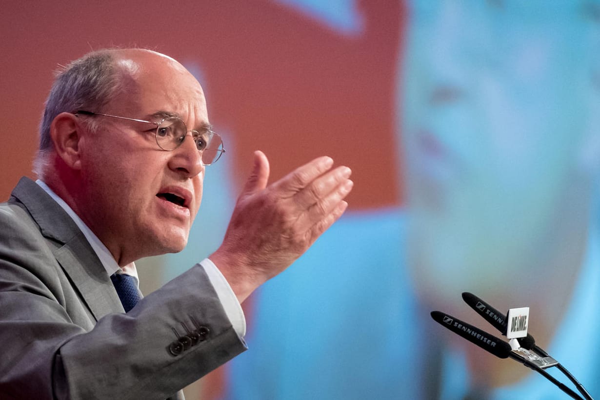 Der Vorsitzende der Europäischen Linken, Gregor Gysi, schwört seine Partei auf den bevorstehenden Bundestagswahlkampf ein.