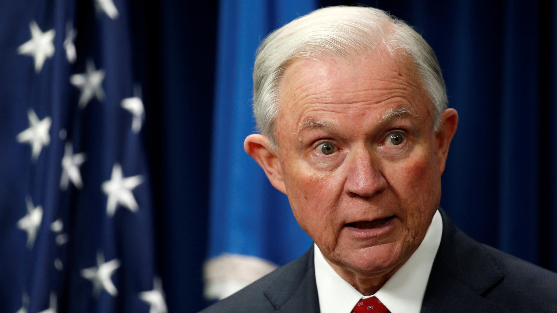 US-Justizminister Jeff Sessions steht durch die Aussagen von Ex-FBI-Chef James Comey gehörig unter Druck. US-Justizminister Jeff Sessions steht durch die Aussagen von Ex-FBI-Chef James Comey gehörig unter Druck.