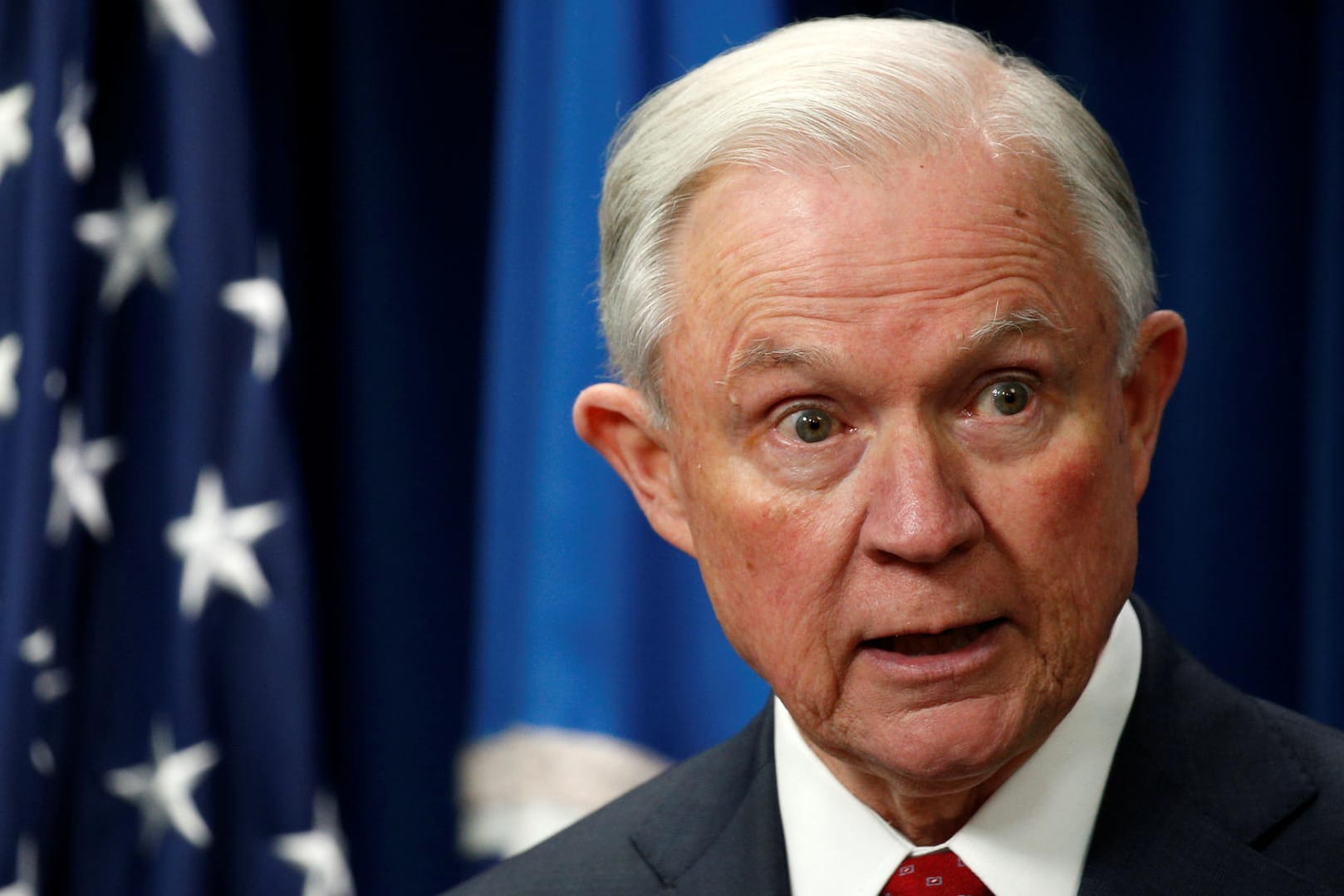 US-Justizminister Jeff Sessions steht durch die Aussagen von Ex-FBI-Chef James Comey gehörig unter Druck.