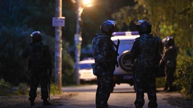 Polizisten haben das Gebiet in Kratowo bei Moskau großräumig abgesperrt. Polizisten haben das Gebiet in Kratowo bei Moskau großräumig abgesperrt.