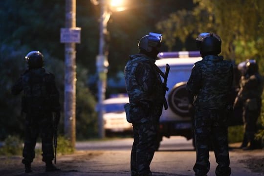 Polizisten haben das Gebiet in Kratowo bei Moskau großräumig abgesperrt.