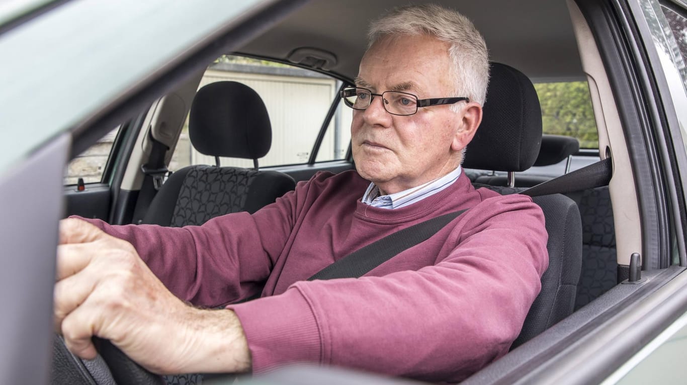 Autofahrende Rentner stellen statistisch eine erhöhte Gefahr im Straßenverkehr dar. (Symbolbild)