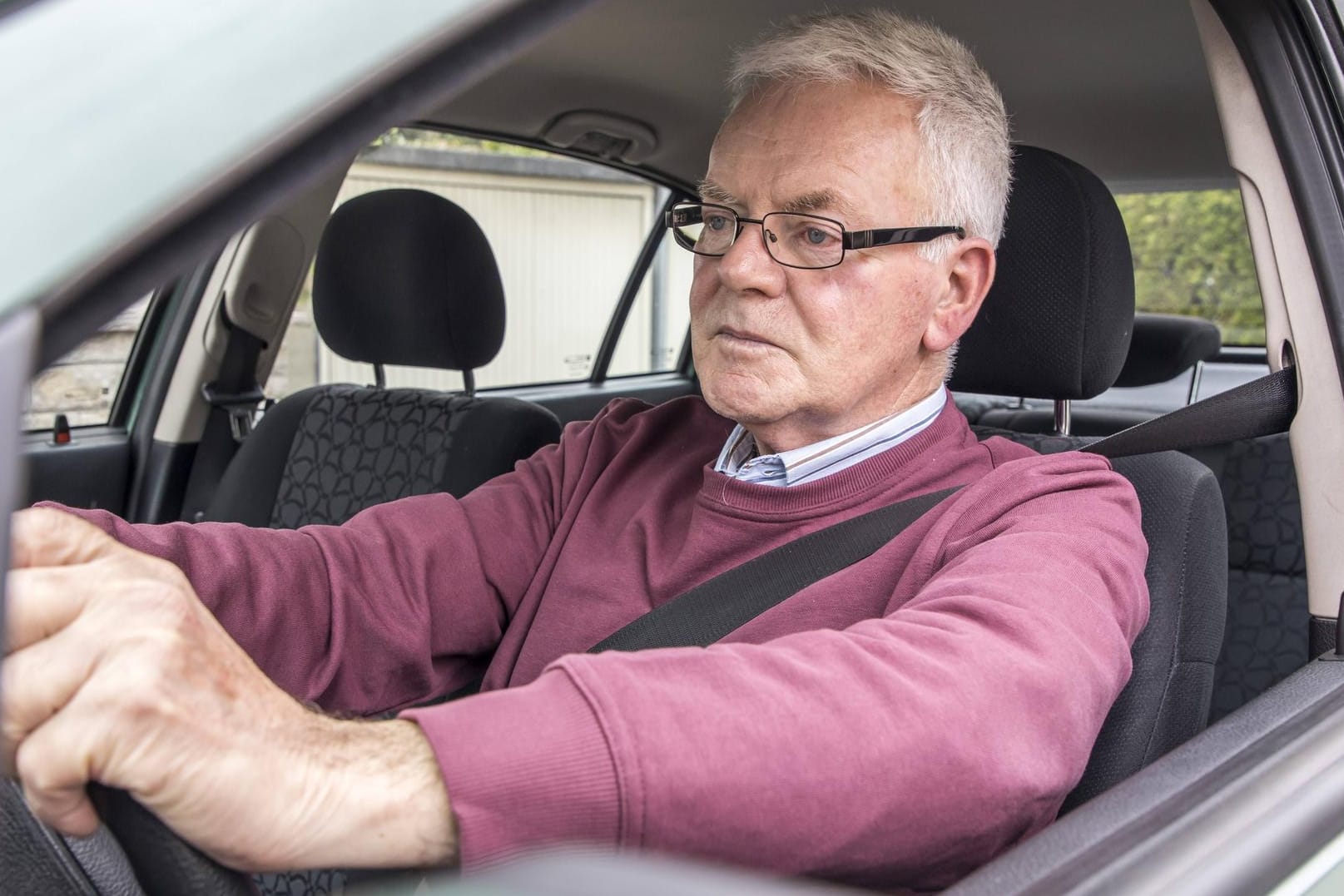 Autofahrende Rentner stellen statistisch eine erhöhte Gefahr im Straßenverkehr dar. (Symbolbild)