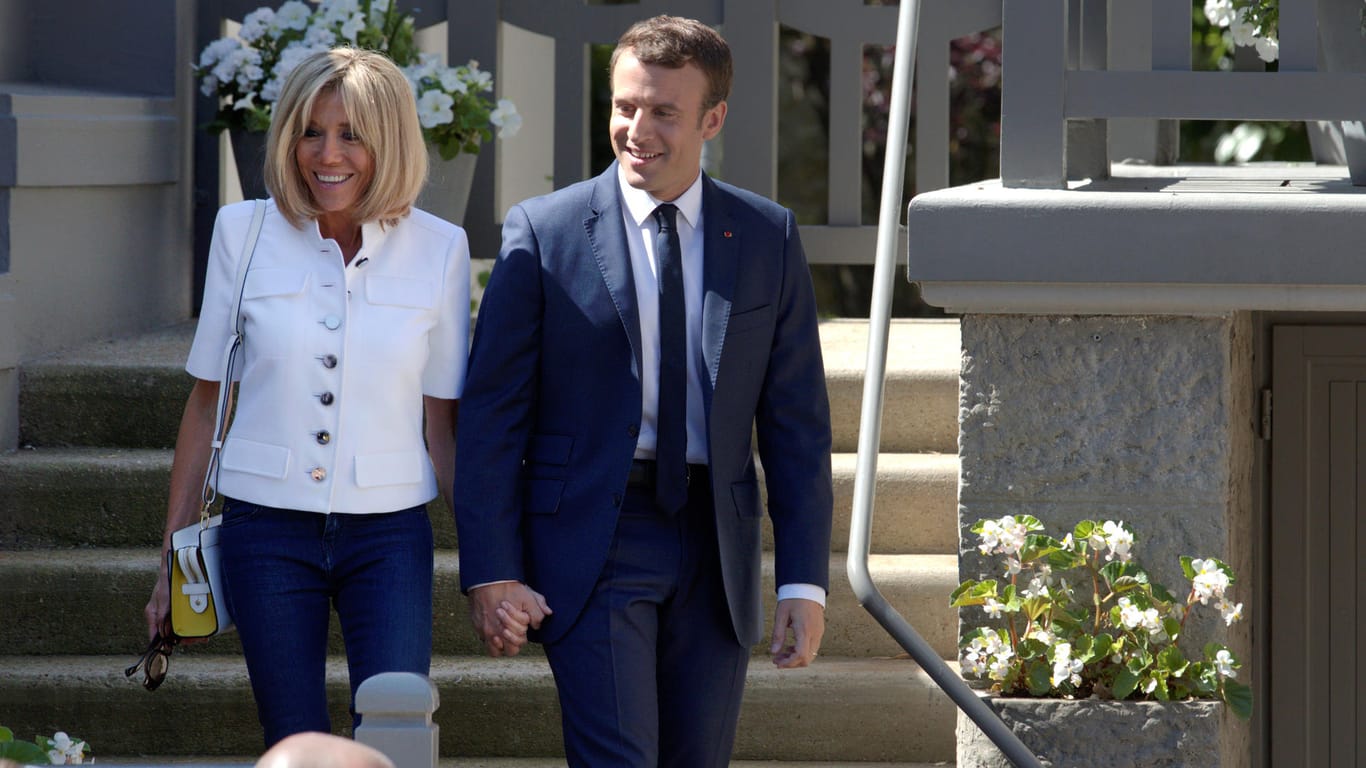 Emmanuel und Brigitte Macron auf dem Weg zum Wahllokal.