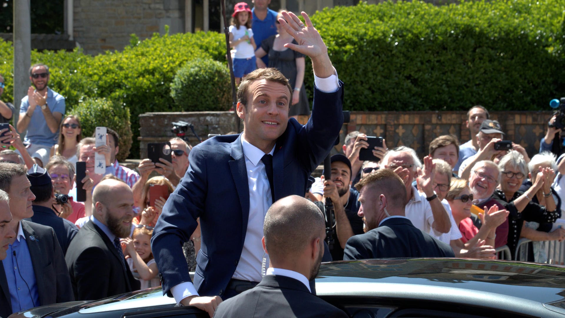 Der französische Präsident Emmanuel Macron lässt sich vor dem Wahllokal im Badeort Le Touquet von seinen Anhängern feiern. Der französische Präsident Emmanuel Macron lässt sich vor dem Wahllokal im Badeort Le Touquet von seinen Anhängern feiern.