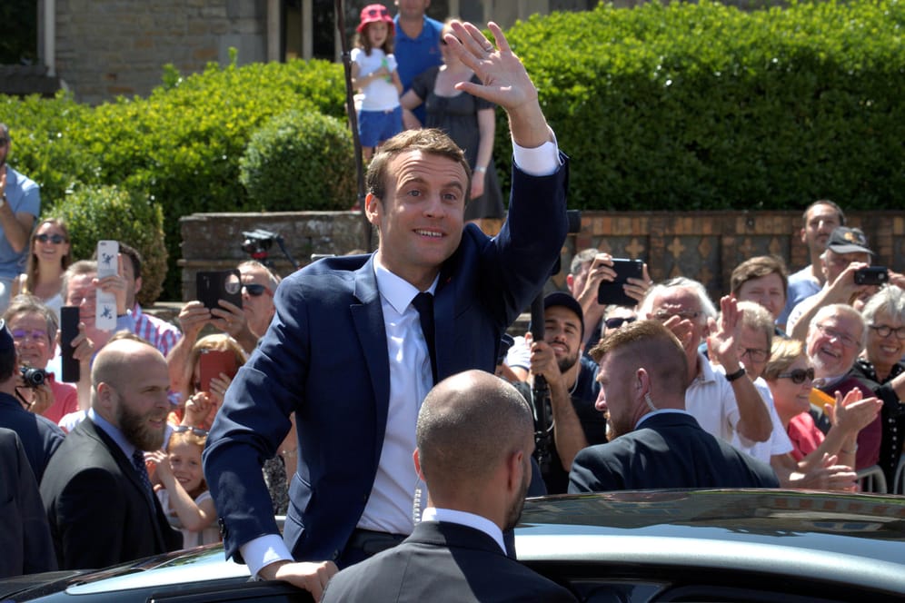 Der französische Präsident Emmanuel Macron lässt sich vor dem Wahllokal im Badeort Le Touquet von seinen Anhängern feiern.