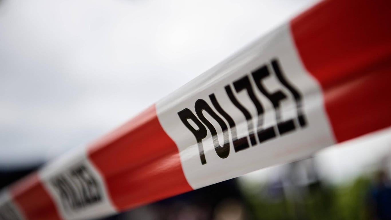 Im bayerischen Hausham wurde der eineinhalbjährige Junge leblos mit einem Elektrokabel um den Hals aufgefunden.