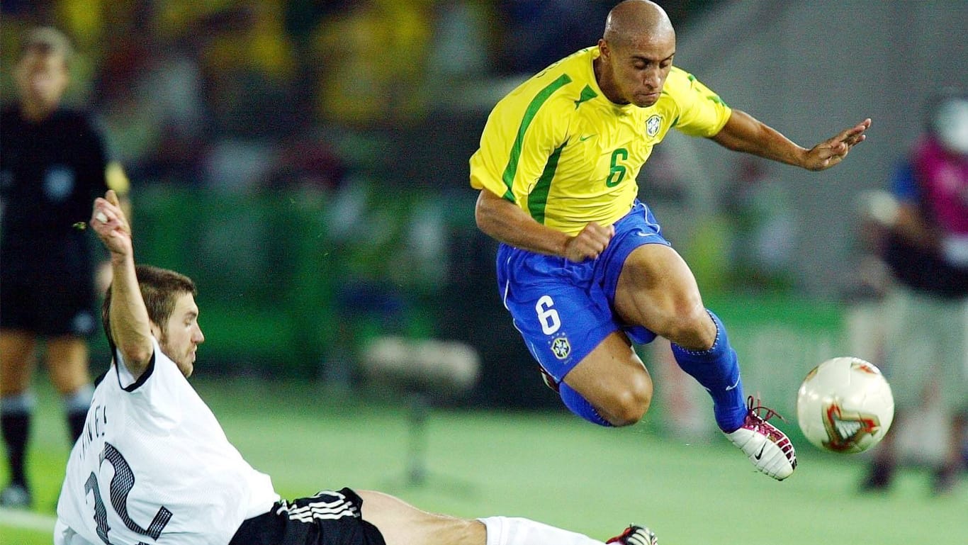 Szene aus dem WM-Finale 2002: Roberto Carlos (r.) gegen Torsten Frings.