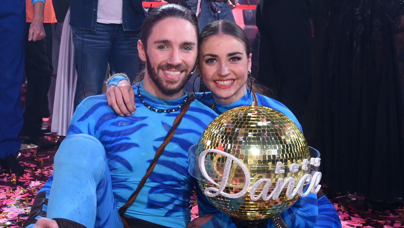 Gil Ofarim und seine Tanzpartnerin Ekaterina Leonova kurz nach dem Sieg.