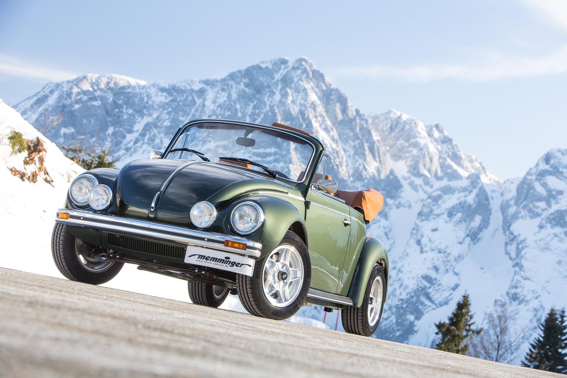 Ein VW-Käfer von Georg Memminger fährt einen Berg hoch