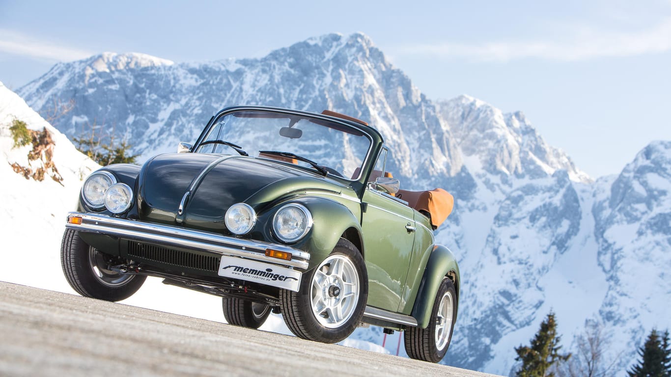 Ein VW-Käfer von Georg Memminger fährt einen Berg hoch