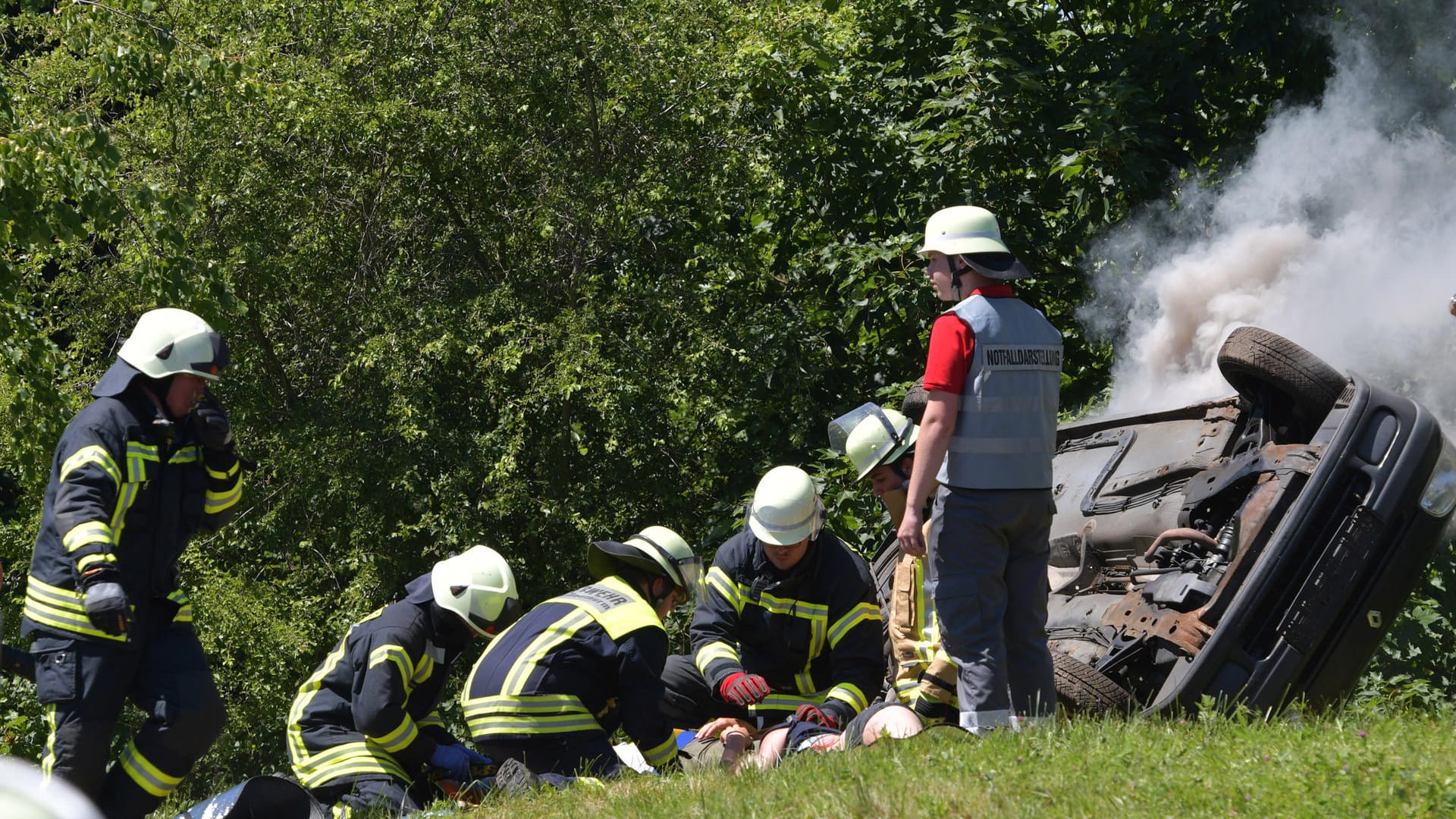 Rettungskräfte trainieren die Bergung von Verletzten.