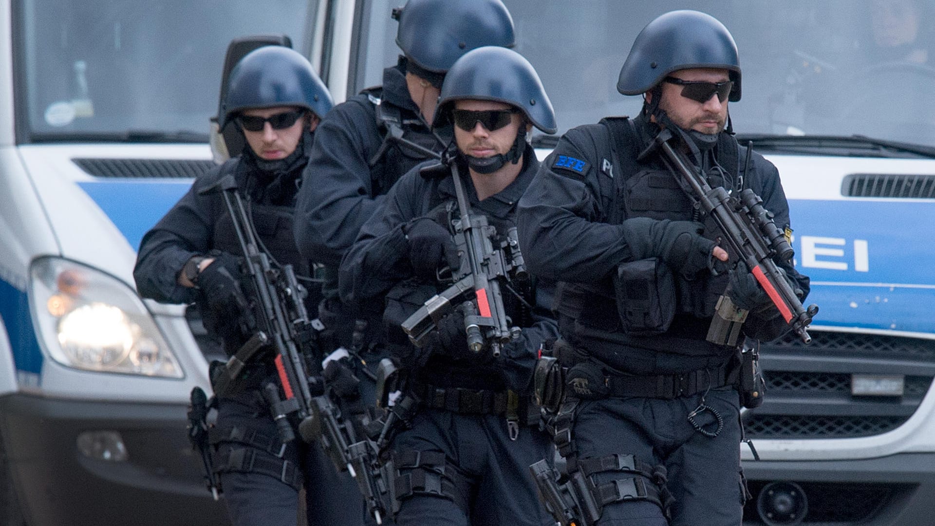 Polizisten sichern bei einer Terror-Übung die Lage.