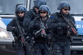 Polizisten sichern bei einer Terror-Übung die Lage.
