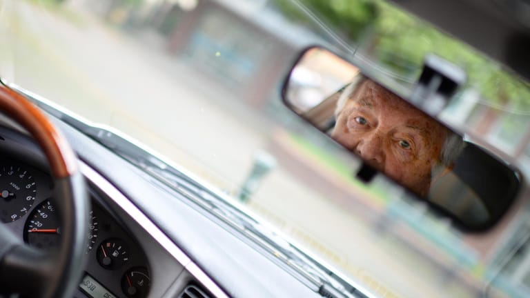 Sollten Senioren regelmäßig ihre Fahrtüchtigkeit verpflichtend prüfen lassen?