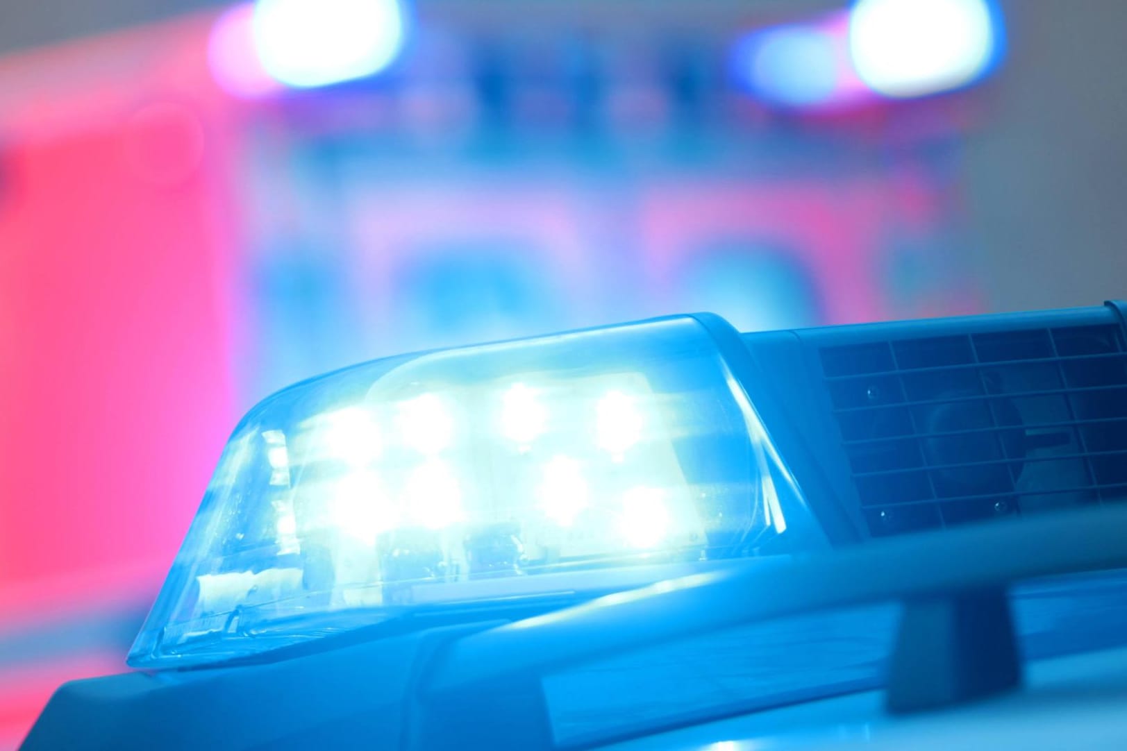 Der polizeibekannte 27-jährige Mann hat eine 25-jährige Frau am Flussufer bedrängt und wollte sie vergewaltigen (Symbolbild).