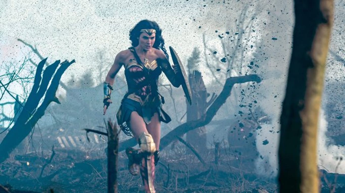 Wonder Woman (Gal Gadot) will die Welt retten - mit dem Schwert und mit viel Liebe.